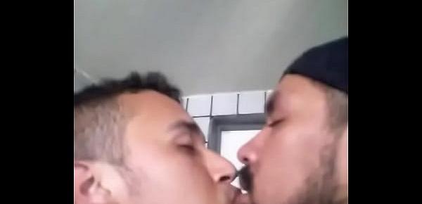  hetero casado se deja besar